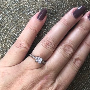 Very pretty shimmering faux diamond ring sz 6